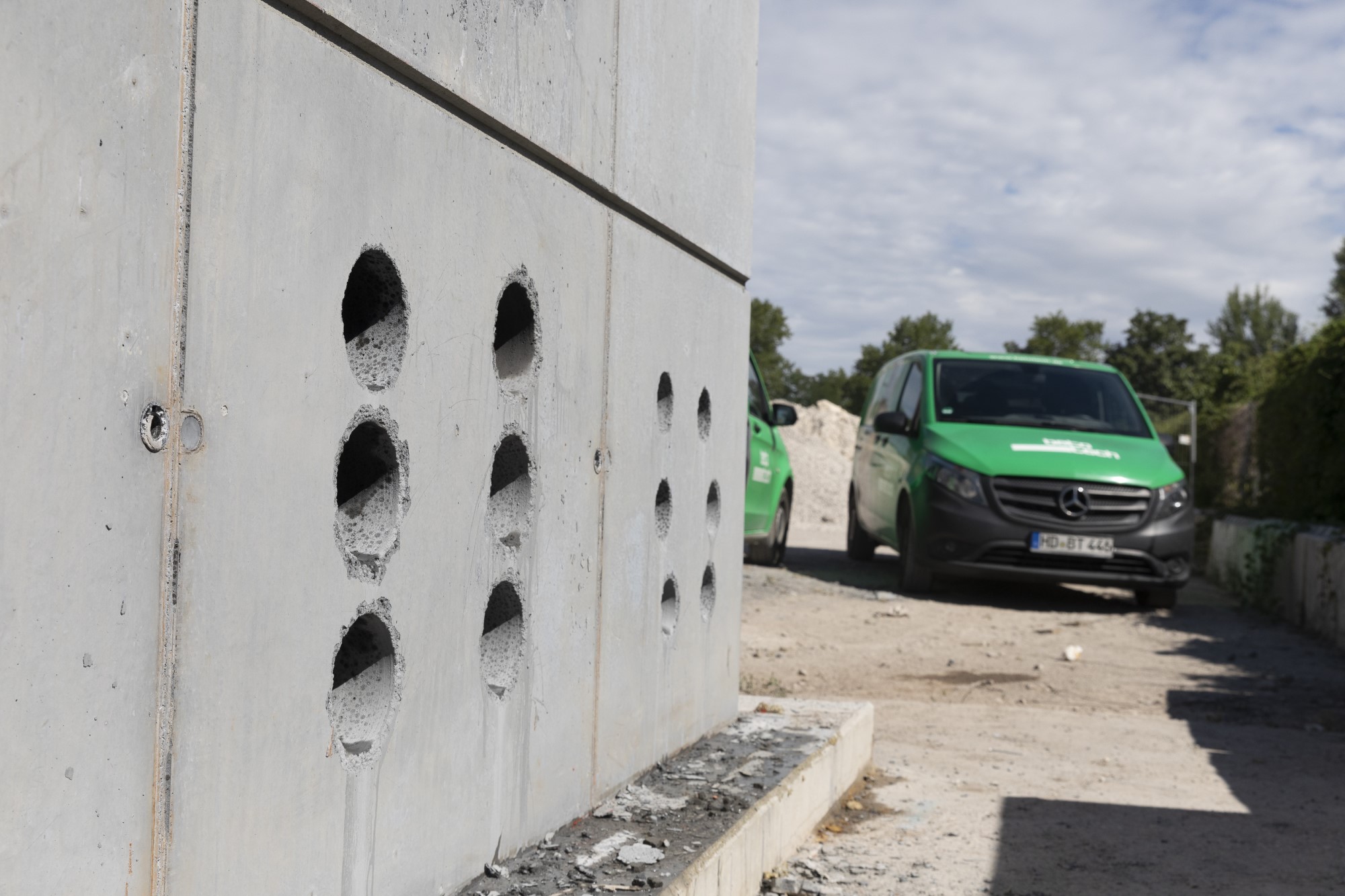 Bohrkernentnahme aus einem Wandbauteil auf der Baustelle.