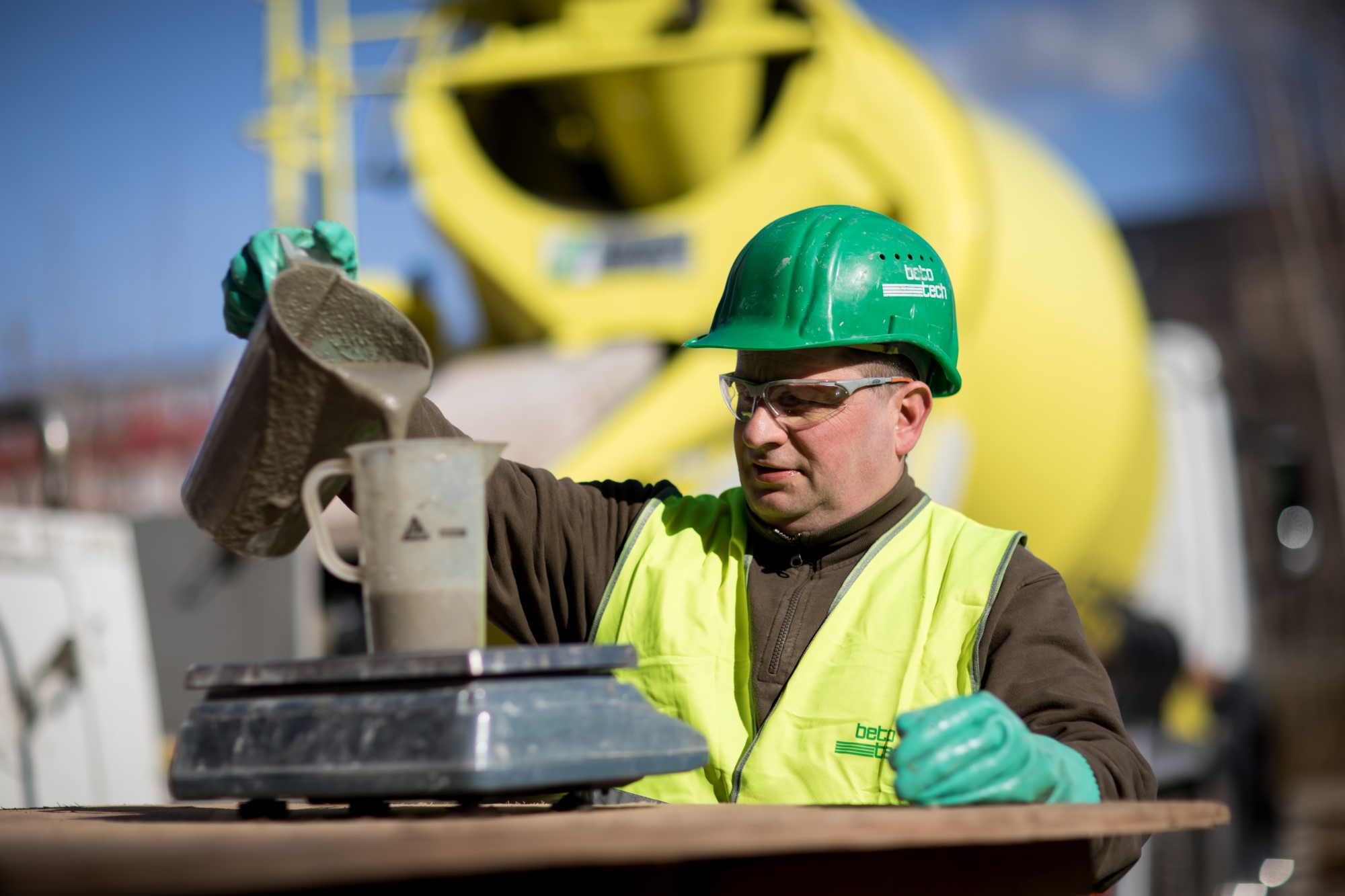 Im Rahmen der Frischbetonprüfungen wird die Frischmörtel- / -betonrohdichte gemessen.