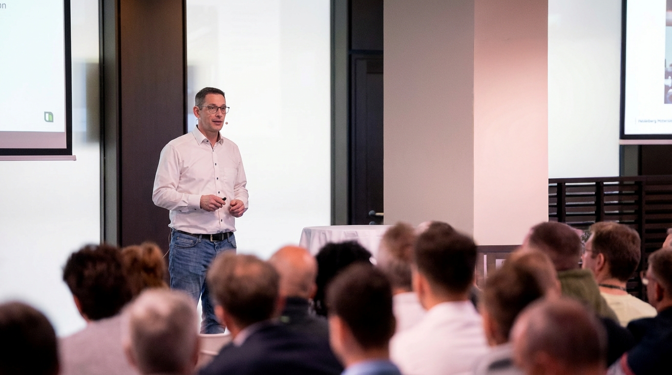 Ein Betotech Mitarbeiter hält einen Vortrag vor einem Publikum in einem Konferenzraum.