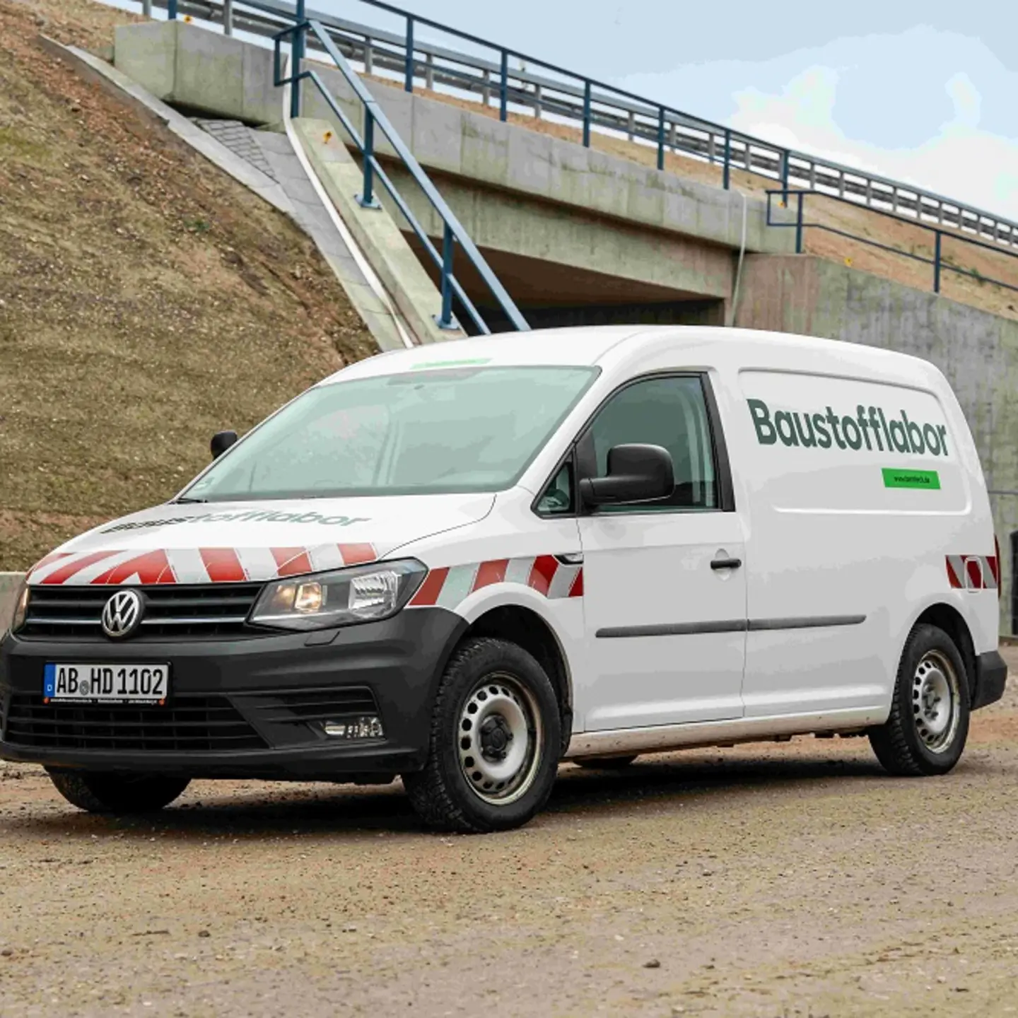 Wir sind mit unseren mobilen Laborwagen auf der Baustelle für Sie im Einsatz.