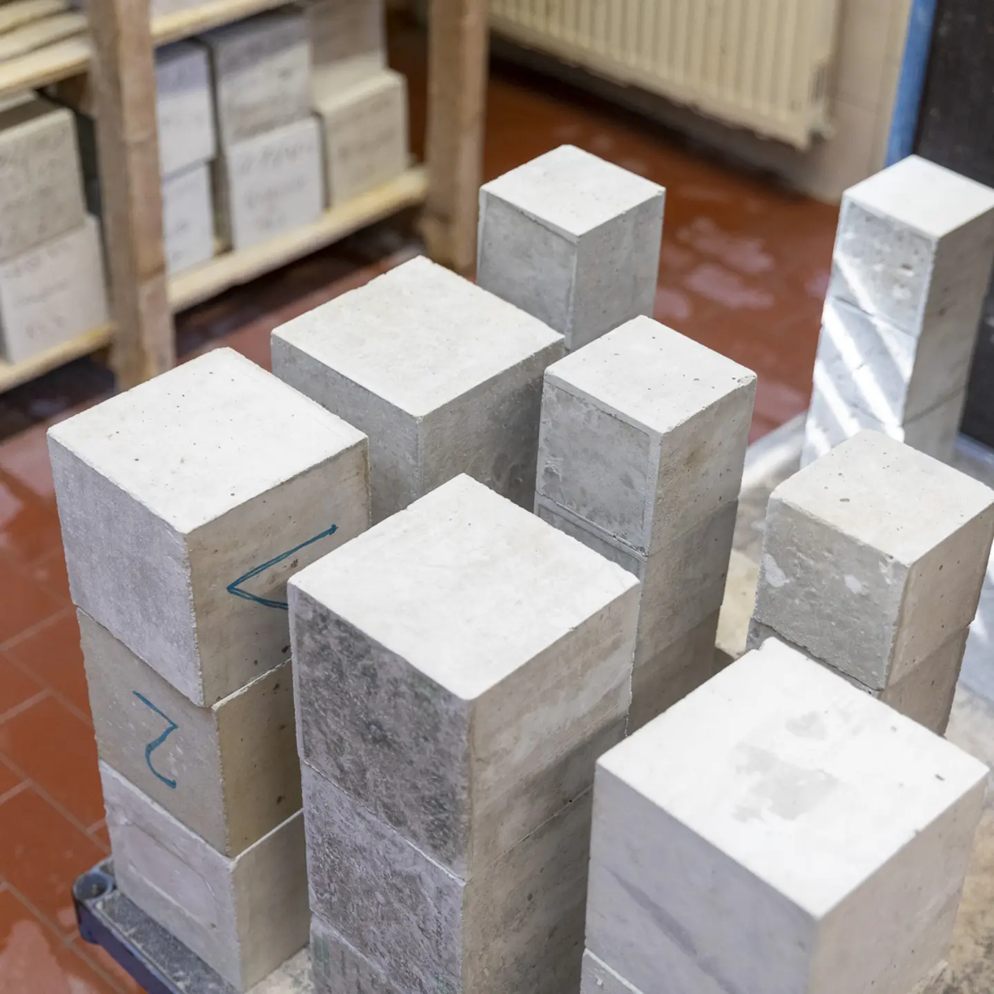 Im Labor werden die Betonprobekörper bis zur geplanten Prüfung gelagert.