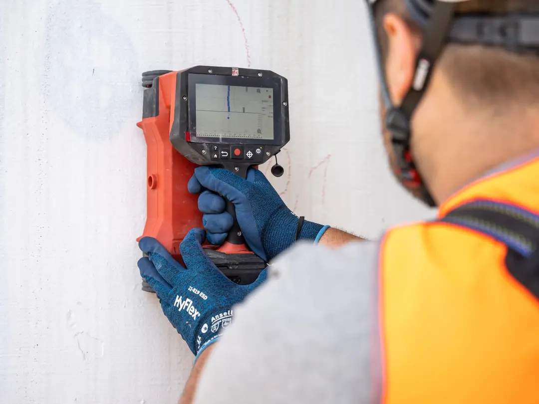 Zur Ermittlung der Bewehrungslage erfolgt hier im Wandbereich ein vertikaler Bewehrungsscan.