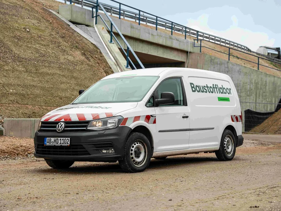 Wir sind mit unseren mobilen Laborwagen auf der Baustelle für Sie im Einsatz.