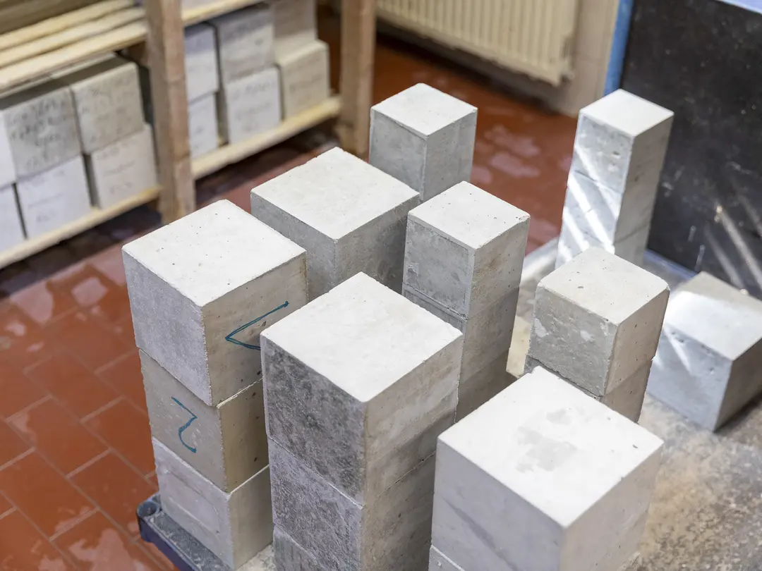 Im Labor werden die Betonprobekörper bis zur geplanten Prüfung gelagert.